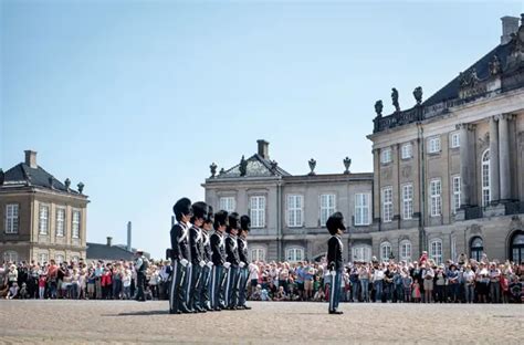 kongevagt|Vagtskifte på Amalienborg